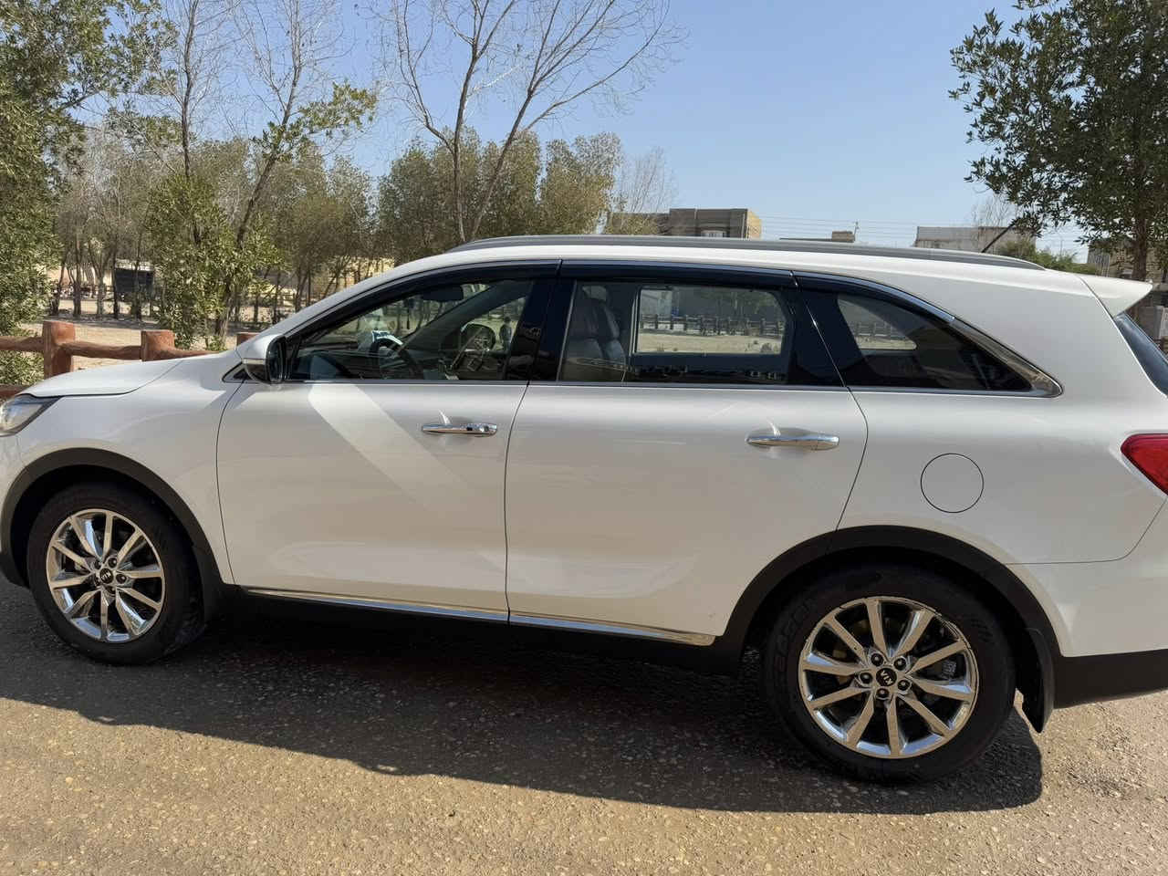 سورنتوا 2016 خليجي 6 سلندر ماشية 127 الف نظيفة بيه فقط بارد كما موضح بالسونار السعر 230وبيه مجال قليل رقم واسط باسمي الاتصال على الرقم ***********
