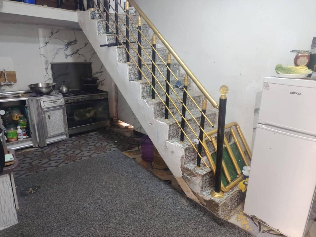 بيت للبيع المساحة ١٥٠ شارع افران الهادي يحتوي على غرفتين نوم ومطبخ واستقبال وهول وصحيات البناء بلوك والسقف عكاده السعر32وبيه مجال بسيط
للاستفسار 
***********
***********
