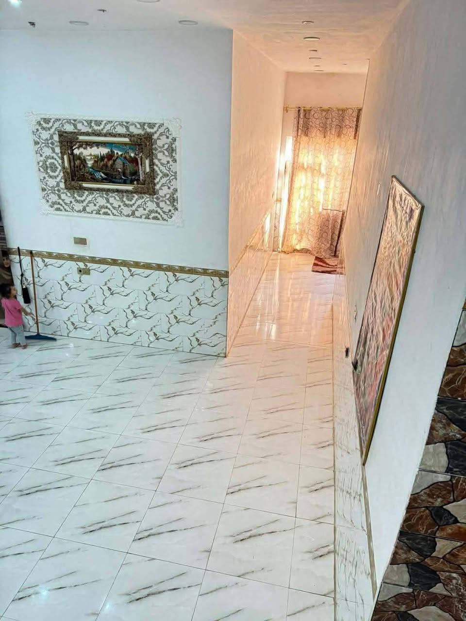 دار للبيع
الرقم ***********
المكان كوت الجديدة نزلة البتروميل
المساحة ١١٠٠ متر 
يتكون من طابقين الاول غرفتان اسويت كامل 
وصالة ومطبخ حار ومطبخ بارد الطابق الثاني يتكون من عرفة سويت كامل وغرفتان بدون صحيات وصالة وصحيات خارج البيت 
مع مشتمل 
يتكون من غرفتان وصالة ومطبخ وصحيات 
مع اسواق 
وحديقة كبيرة ٢٠٠ متر
السعر ب 350 وبي مجال بسيط
