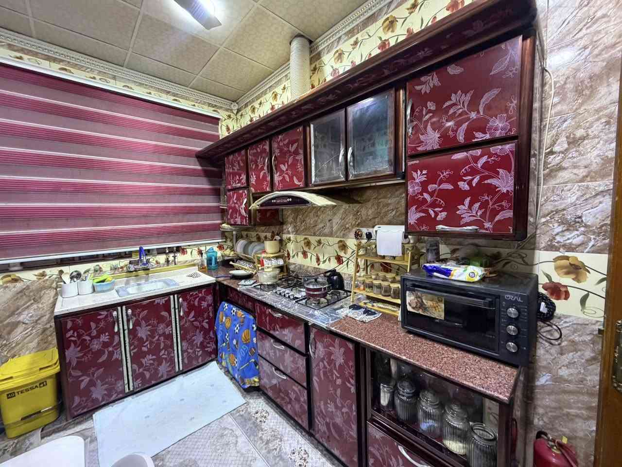 السلام عليكم عندي هذا الكاونتر المنيوم ١٠ متر و الرخامة مرمرة سنك مرمر هم  لون ماروني نظيف اريده بمليون وبي ومجال 
العنوان البصرة الامن الداخلي /***********
