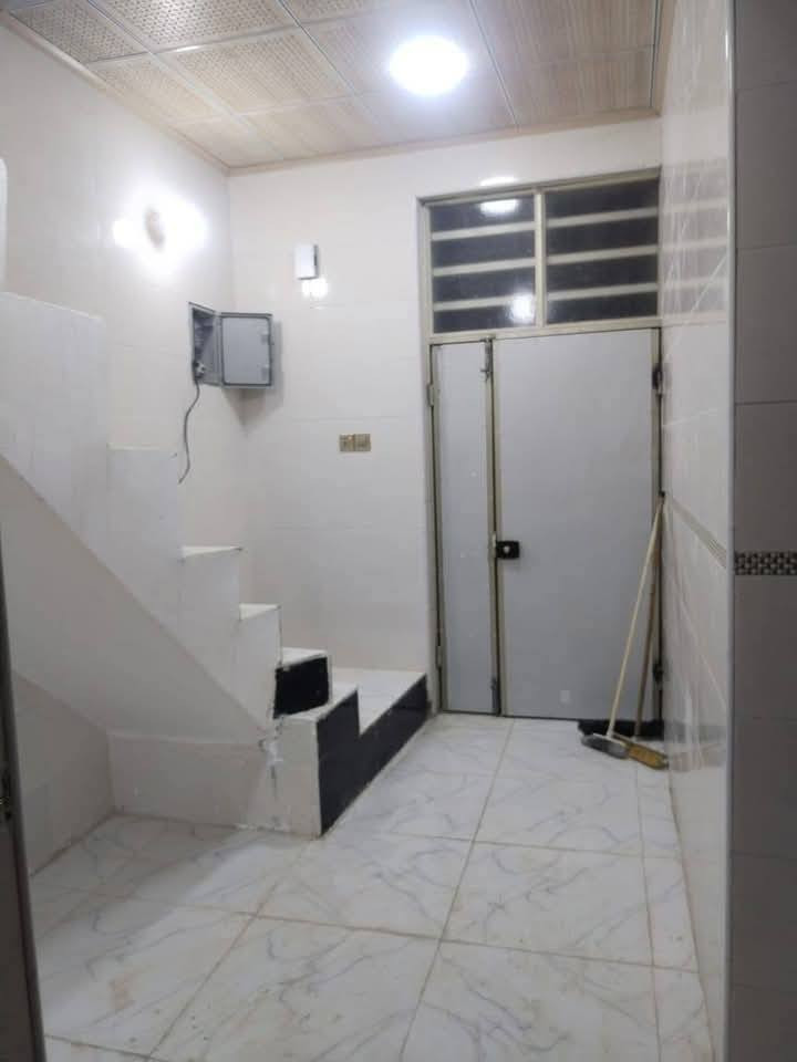 مكتب ولايه علي
بيت للبيع مساحة 50متر طابو زراعي سند 25 اقرار محكمة 

بنيان جديد درجه اولى طابوك اساس وسقف صب كونكريت جدران البيت كامل سيراميك هندي والأرض بورسلين
السطح مغطى سندويج بالكامل 

مبني فيه غرفه وصاله ومطبخ وصحيات ومكشوفه

العنوان شارع المطار القديم قرب صيدليه صفا عبد الرضا بالفرع قريب للشارع العام 
ملاحظه موجود صور لجميع مراحل العمل 

السعر المطلوب نقد  26مليون وبيه مجال

للاستفسار اتصال أو واتس اب
***********
ابو علي العبدلي
