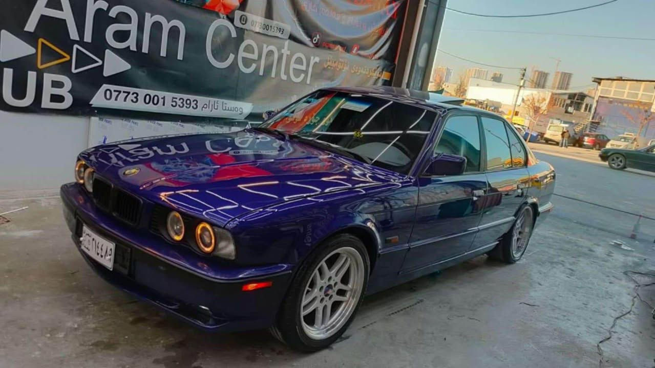 بسم الله الرحمن الرحيم ماشاءالڵە مالی هه موو لایک  BMWبۆ فرۆشتن مۆدیل 1990کامل کراوە بە 1995  دەرەوە داخلی کامل فول فول قپات ئارم پلاستیک هه ولیر بەشەرت  525تۆماتیک گیرو مەکینە بەشەرت سلایت چوار جام کارەبایی تەبرید سارد و گەرم کوشن جلد و هیتە و کارەبایە تەعدید سورعەیە  دەبل سویج و شەغالە  هه مو شتیشی ئیش دەکا هه تا تەعدید سورعەشی ئیش دەکا دەعامی لۆ دەعامی بەشەرت  کارەبایات تەقەو رەقە ٢٥٠ دینار عیراقی مەسروفی تیدا نیە  ویلmلەبن نیە چوار تایە ویل  هامان تازە بۆی بەستراوە سیارەکە کامل سیرڤس کراوە   یەک دینار مەسروف لەو سیارە نیە دەعم و لیدراوی نیە موس براوە هه موی بەشەرت بۆیاخ عامە بۆ جوانی  
سعری ٥٥$ مەجالیکی برایانە 
*********** سوران, أربيل
