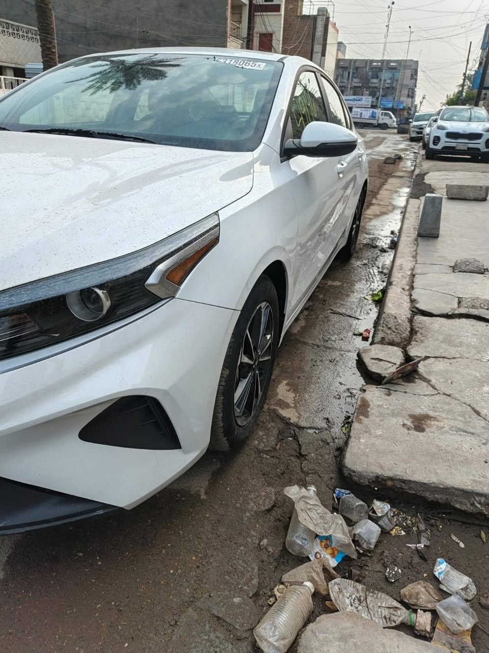 السلام عليكم فورتي موديل ٢٠٢٤ . فئة LX. رقم بغداد دولي ترقيم جديد السيارة باسمنه تحويل ثاني يوم. سيارة جاهزة من كل النواحي برغي ما ناقصة. صور الحادث موجوده بالمنشور. مبدل بنيد وقبغ جنطة نفس اللون. مكفوله من الدواخل شواصي لغود كفاله عامه الايرباكات كلهه سليمة .ماشية ١٧ الف. 
للتواصل/***********/ واتساب موجود مكان السيارة بغداد المشتل
