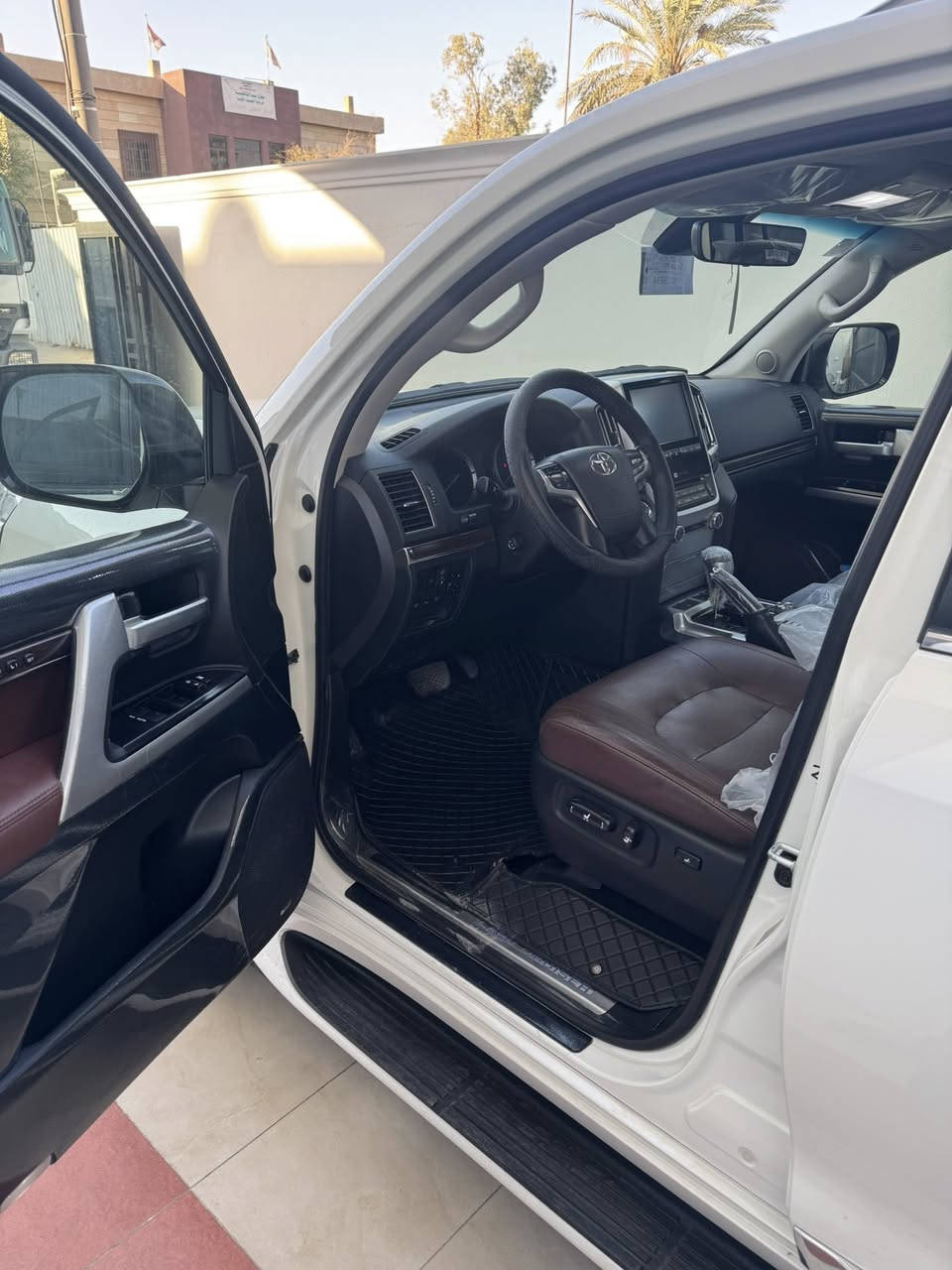 السلام عليكم للبيع لاندكروز 2021 فئة VXS ام الرادر مواصفات لكزز السياره كفاله عامه من الصبغ والضربه والتبديل ماشي65الف رقم بغداد  بااسمي تحويل ثاني يوم 
محرك 8 سلندر 5700
جكات
بصمات
جنطه كهرباء
3 شاشات
فتحه
تشغيل عن بعد
مقاعد خزن ميموري
مكاني بغداد 
للستفسار ***********
