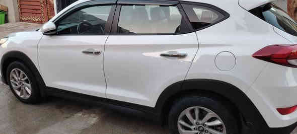 السلام عليكم توسان  2016 خليجي محرك 2000 دوش رقم بغداد الجديد باسمي 
بدون اضرار نهاينآ سونار موضح بالصور على وضع الوكاله شركه محرك ولكير بلادي  تخم اطارات (تاير)جديد كامل جديد سياره نضيفه جدآ استخدام شخصي على ايد وحده شرط السونار والتحويل 
السعر 177 ورقه قابل للتفاوض مباشر 
***********
