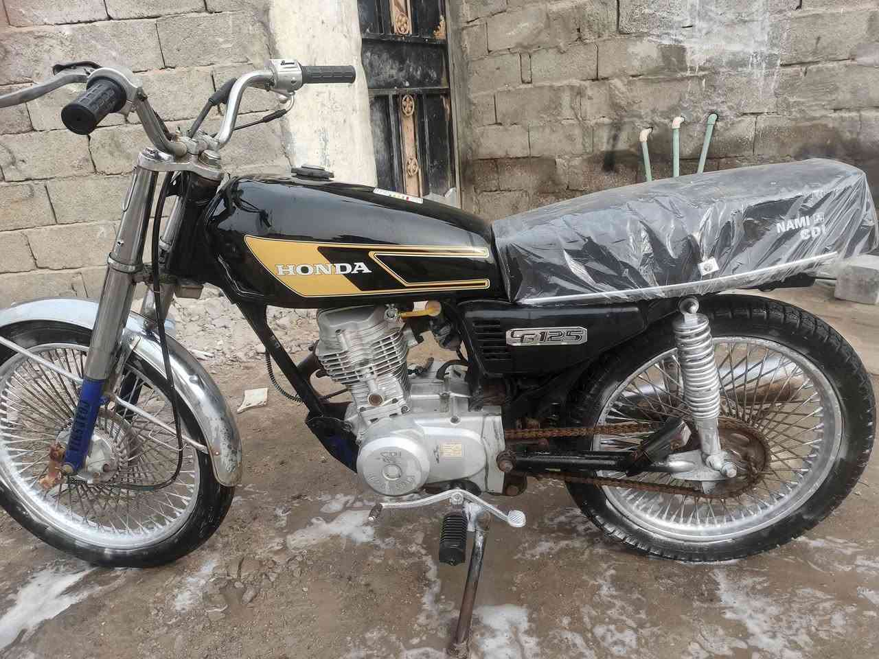 السلام عليكم دراجه للبيع سعر 300 بيها مجال***********
