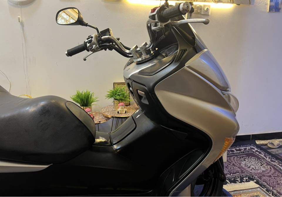 سلام عليكم فورزه 0\9 👍
مكفولة كفاله عامه مكينه كلجات خير من الله 

مواصفات 7 كير 4 تحويلات لون رصاصي مميز 

هيتر بليدات انبيتري ماشي 42سكن بغداد ***********
