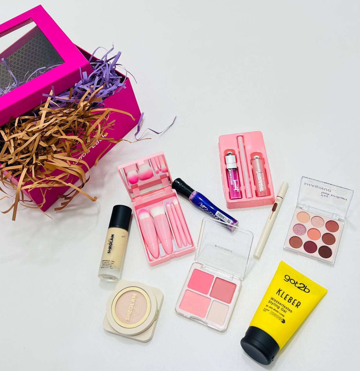 عرض عيد الحب😍 

كريم الأساس شيكلام (Foundation): يتضمن العرض كريم أساس  من شيغلام، المعروف بتغطيته العالية وقوامه الخفيف على البشرة، وهو مقاوم للماء والتعرق ويدوم حتى 16 ساعة.
البودرة (Powder): بودرة "سكن فوكس" (Skin-Focus) ذات التغطية العالية من شيغلام، تعمل على إخفاء العيوب والتحكم في زيوت الوجه دون تكتل.
ظلال العيون (Eyeshadow): باليت شدو من ماركة "SHAQINUO" يحتوي على 9 ألوان متنوعة بين المطفي واللامع، وتتميز بتركيبة ثابتة وسهلة الدمج.
أحمر الخدود (Blush): باليت رباعي يجمع بين القوام الكريمي والبودرة، ويحتوي أحياناً على هايلايتر لتفتيح البشرة.
جل الحواجب (Eyebrow Gel): جل "got2b Kleber" الأصفر الشهير، وهو جل مقاوم للماء يستخدم لتثبيت الحواجب والشعر بقوة فائقة تدوم طويلاً.
قلم الحواجب: قلم حواجب مزدوج من شيغلام، يتميز بطرف رفيع للرسم الدقيق وطرف آخر بفرشاة للتمشيط ودمج اللون بشكل طبيعي.
منتجات الشفاه: سيت ثلاثي للشفاه (غالباً من ماركة Meike Glamour أو ما يشابهها) يتضمن محدد شفاه، وأحمر شفاه، وملمع شفاه (Gloss). 
أدوات المكياج
مجموعة الفرش (Brush Set): حقيبة صغيرة وردية اللون تحتوي على 5 فرش مكياج أساسية (للوجه، العينين، والشفايف)

.
.
.
#لقطة #اكسبلور #اكسبلورر_2021 #اكسبلور_فلو #عرب #ضحك #الامارات #اكسبلور_explored #اكسبلور_لايك #عرب_فوتو #تصويري #صور #نكت #لايك #مضحك #غرد #من_تصميمي #سياحة #غرد_بصورة #دبي #اكسبلور #لقطة #لايك #دعم #تفاعل


**إذا كنت صاحب هذا الإعلان وتريد حذفه لأي سبب، رجاءا أرسل رسالة إلى الدعم الفني**