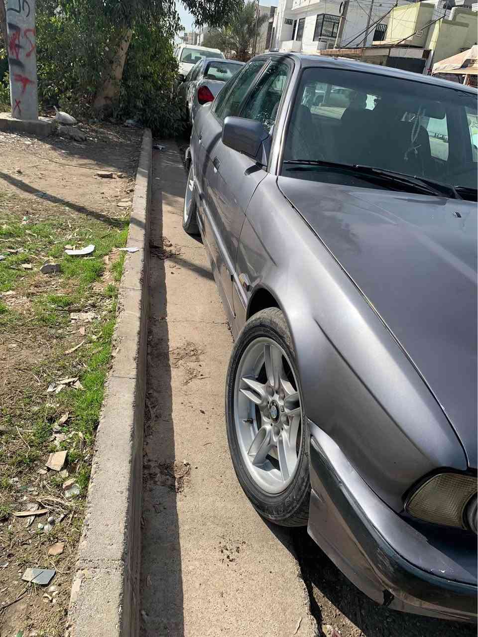 BMW525i 1992
گێڕتۆماتیک سەنەوی نوێ هەتا ٢٠٣٠ نوێیە بە ناوی خۆمە بەشەرتی غرامە و بەناوکردن  سەیارەکە عیزامە چاملغی پێشەوە لای سەکن و بستەک بۆنیت و دوو چاملغی پشتەوەی هەیە بێ ناوگرتن  *********** أربيل, العراق
