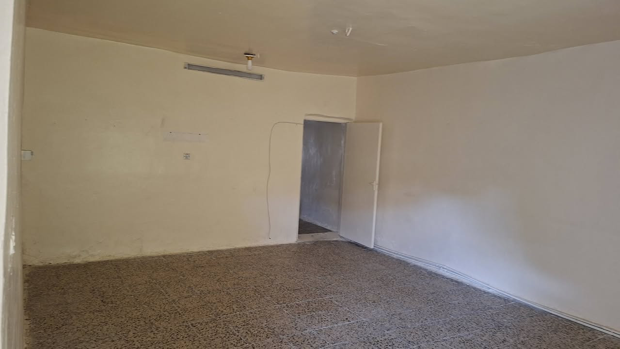 السلام عليكم يوجددارليجارالمساحه ١٠٠طابق واحدستقبال ومطبخ وغرفه يجاره ٣٥٠مابي مجال مكتب الغديرالبياع الشرطه الخامسه قرب جامع الكبيسي ***********
