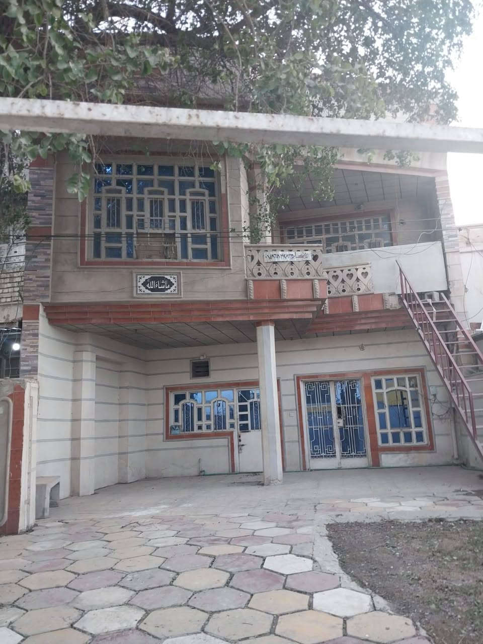 بيت للايجار ٣ غرف نوم وصالة واستقبال ومطبخ وخدمات حمامات عدد٢ كراج يكفي ٢ سيارة حديقة في بداية شارع المدارس رقمي ***********
