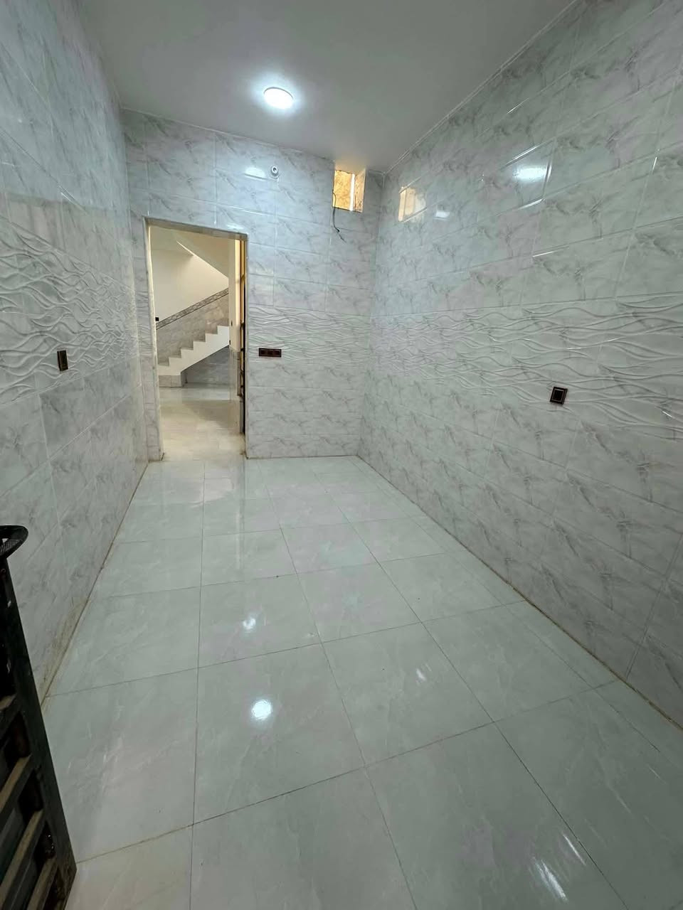 مشتمل للبيع مساحة 125 طابو صرف وجة 6.25 نزال 20 
الشارع 15م وبالوجة شارع 15 م وحديقه
وقريب من الشارع
متكون من غرفة نوم وحده
وصاله
ديوانيه
مطبخ
حمام عدد 2
مناور عدد 2 

يقع في الفلوجة - الشهداء - حي الامين قرب جامع الشهيد اوس الخالدي وقرب مدرسه خور عبدالله ومدرسة النخبة
المشتمل بسمي تحويل ثاني يوم 

السعر: 81 مليون وقابل للتفاوض بيه مجال
للاستفسار : ***********
