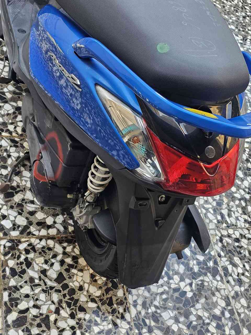 السلام عليكم اكزز زت حديث موديل 2016 ماشية 7 الاف يعني زيرو نوزل ونظام ايكو انسى صرف البانزين دراجة اقتصادية وناعمة كلش ما تسمع صوتهة شلعة ومعدل اوراق كاملة ما مفتوح بيهة برغي مكاني بغداد الحسينية رقم ***********
