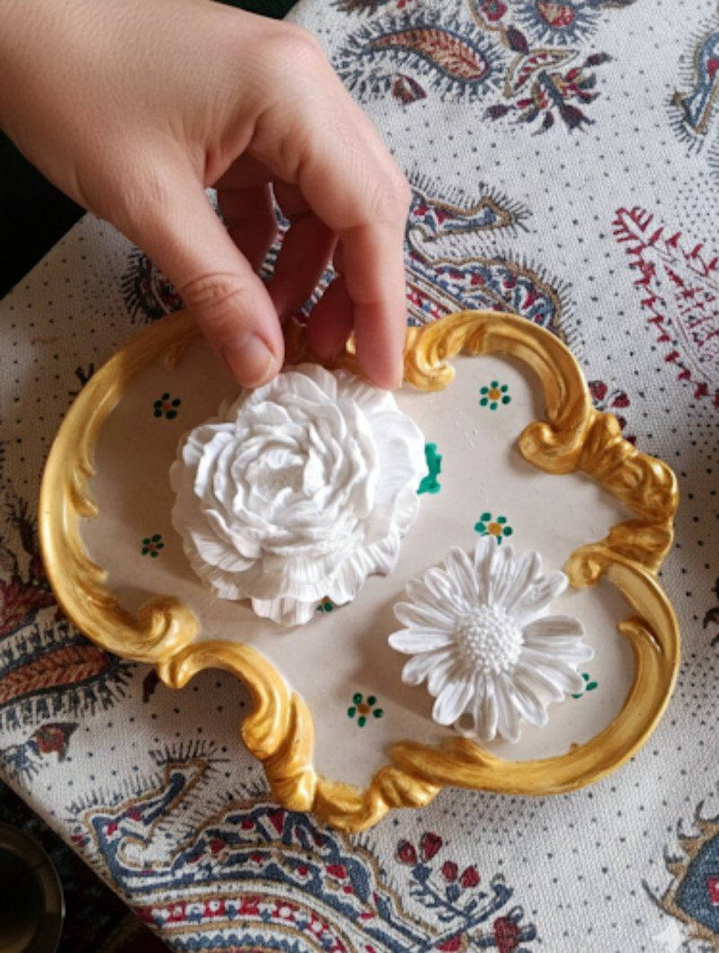 ركن صغير، وتفاصيل كبيرة من "لمسات رزين ـ كونكريت".. ✨🍃
لمسات فنية تخلي زوايا البيت تنطق بالجمال.
🚛 متوفر الشحن لكافة المحافظات.
للاستفسار والطلب التواصل على بريد الصفحة 💌
أي لون تحبون تشوفوا فيه هالتصاميم المرة الجاية؟ 🎨🤔
#Artistic #HomeStyle #HandmadeMagic #ديكورات #لمسات_رزين


**إذا كنت صاحب هذا الإعلان وتريد حذفه لأي سبب، رجاءا أرسل رسالة إلى الدعم الفني**