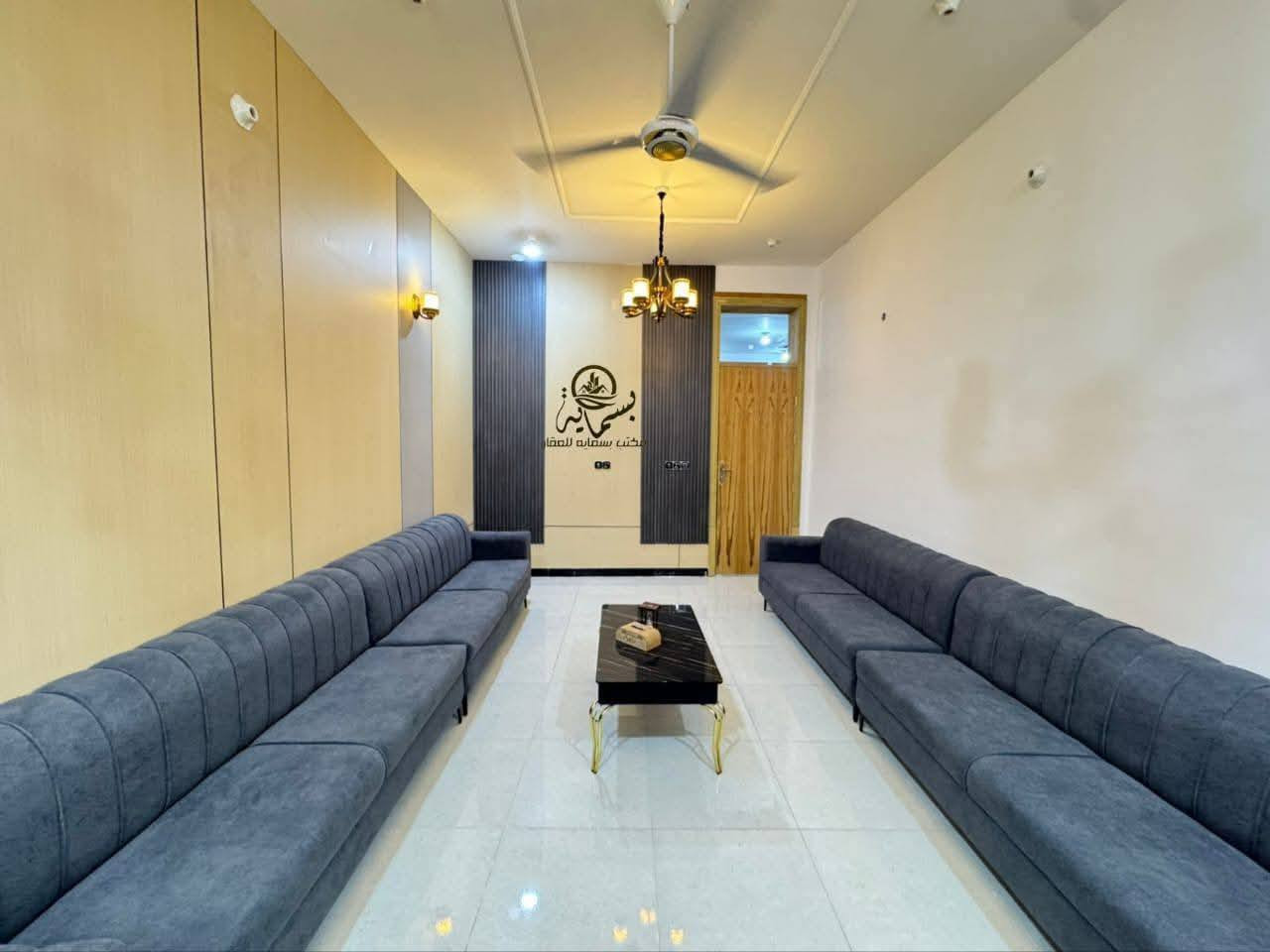 السلام عليكم بيت للبيع نادر الثانيه شارع زين العابدين المساحة 192
يحتوي على غرفتين نوم.. صاله.. استقبال.. مطبخ حار+بارد.. 

صحيات.. منور عدد ٢ .. كراج + صحيات خارجية
***********
