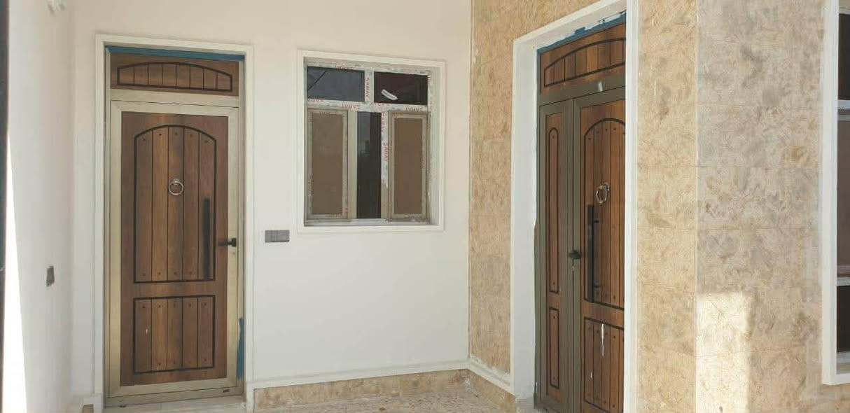 بيت طابقين  لايجار العنوان الرمادي قرب مركز الشباب والرياضة مقابل جسر  عمر
استقبال معزول  مطبخ حار و بارد 
يتكون 5 غرف و٣حمامات بيت جديد الاستفسار واتس اب او اتصال ***********     غير متواجد ع فيس
