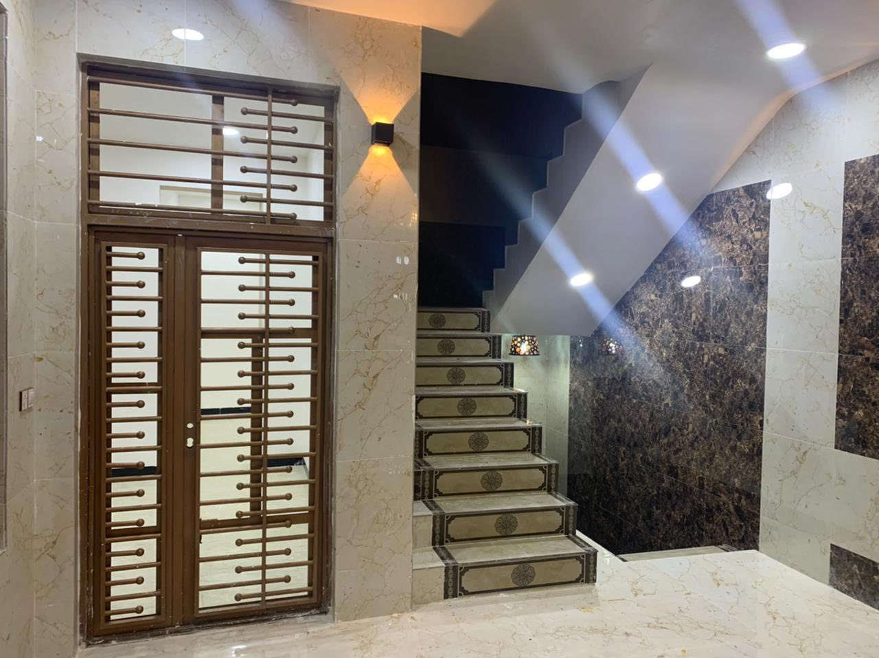 السلام عليكم 
شقه اللأيجار مساحه 100 متر ( بناء حديث) 
تتكون من ( غرفتين نوم وصاله ومطبخ وصحيات ومناور) 
تتكون من كافه الخدمات من ماء وخزانات وسخانات 

المكان/طوريج لشارع العام ام الهوى قرب مجمع دينار 
الاستفسار/ ***********
