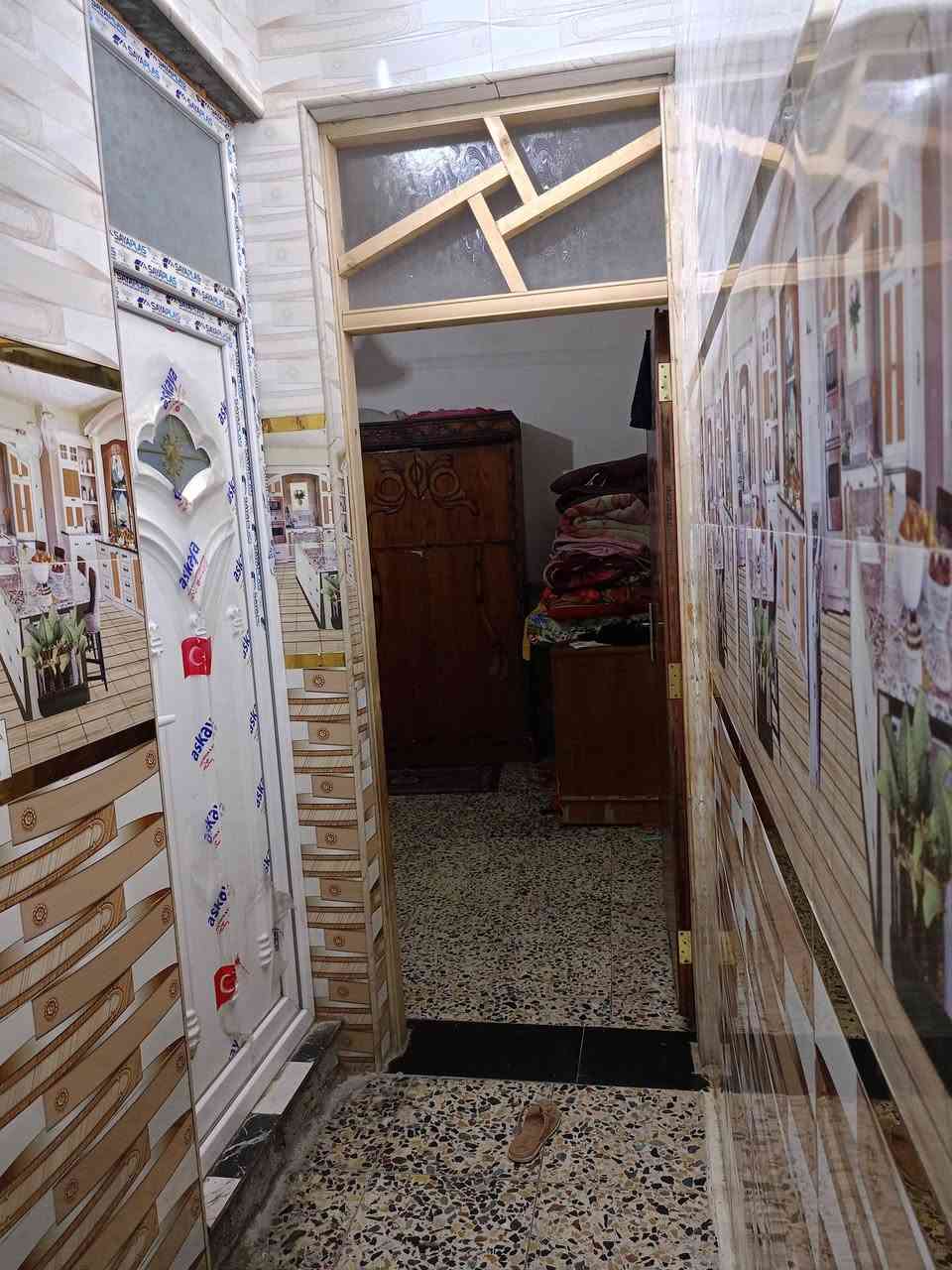 دار للبيع لمساحه 100 متر بناء حديث خدمات كامله ماء مجاري كهرباء تبليط البناء طابوك  الارضيه رافت كاشي سيراميك البناء طابق واحد حي السلام ***********
