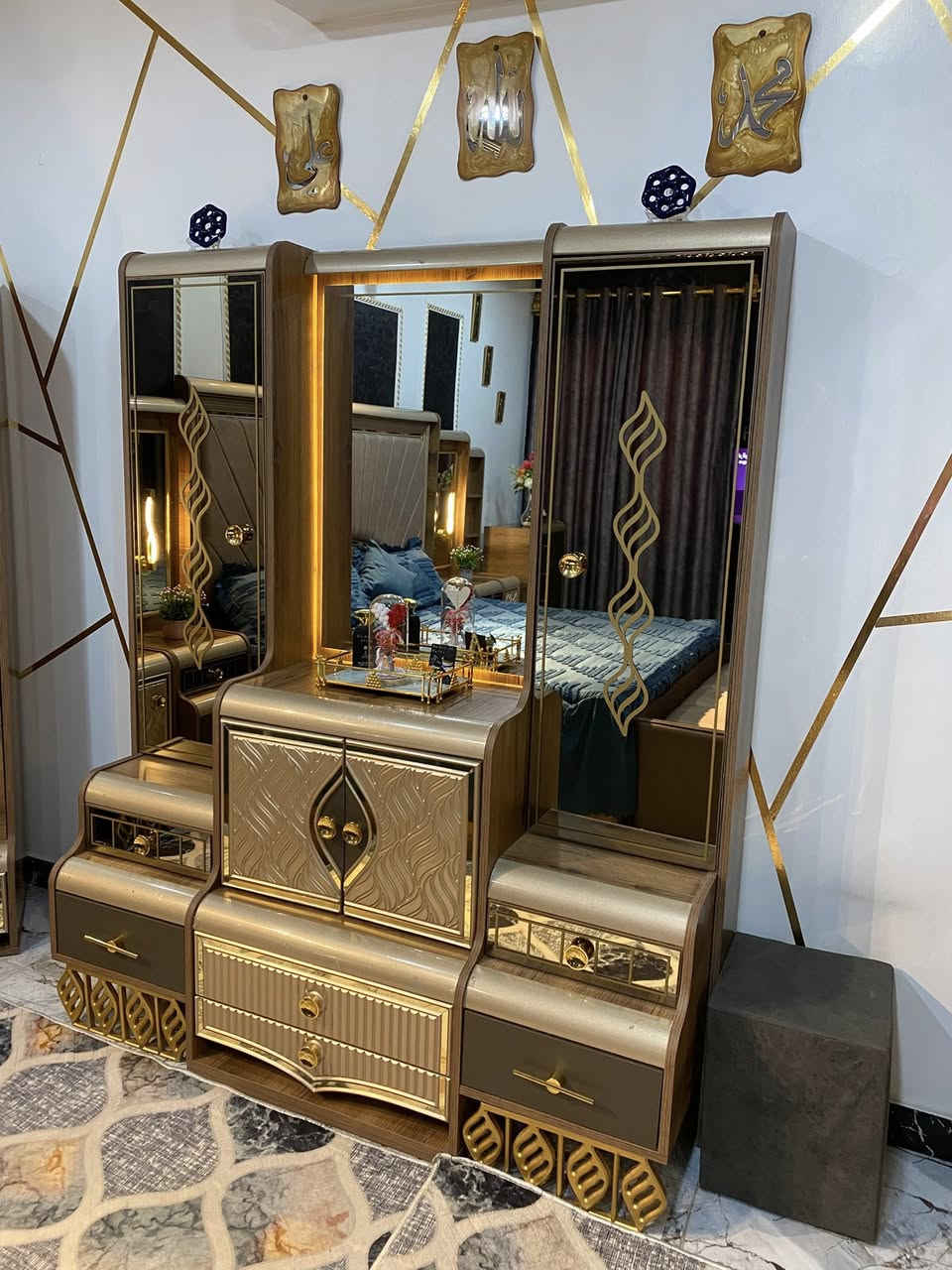 السلام عليكم
غرفة نوم تركي اصل جديده جدا بعدها بلايلونها  استعمال شهرين قليل جدا غرفة متانه وثكيله كله برغي وجوي 
لون مميز صبغ حراري ضهر الكنتور والأخشاب بلوك مع ملحق 
عدد البيبان الكنتور 8 مع الملحق 
يدات كلها حديد كنتور كله قطوعات 
غرفه 10 قطع اناره ميز تواليت وجوانب السرير
سرير مسرح ومخزن حديد اسفل سرير 
زاويه ام المخزن ومرايه مجرات واماكن خزن بيها متخلص 
بغداد الزعفرانيه 
واتساب واتصال ***********
