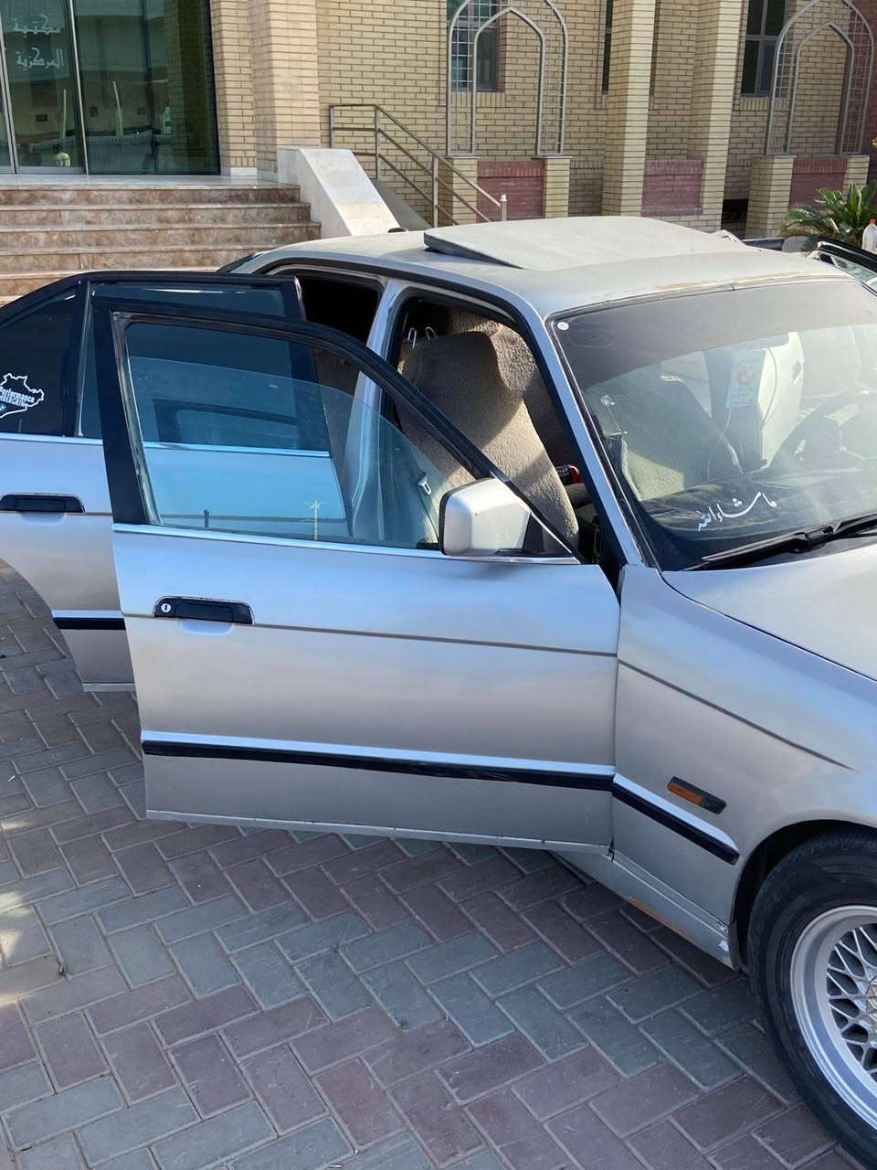 السلام عليكم.
بي ام 525 مسكر كير عادي zf سياره نضيفه شوفت العين 
موديل 1992 صدر جديد امامي خلفي وياله جدد هيا ول تايرات تخم جديد تنته طكتين تبريد تدفئه شغاله كهربائات منفوضه نفض للئخير رقمها الاجنبي الجديد هزه بعدها مصاقطه سياره بسمي تحويل ثاني يوم سعرها 57 وبيها مجال للشراي يرهم مراوس هم 
مكاني تكريت صلاح الدين 
رقم ***********
