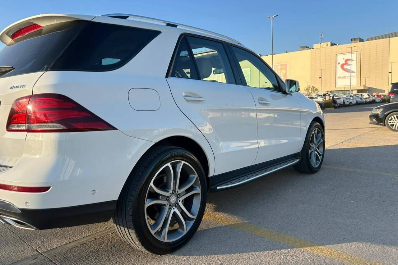 مارسیدس بێنز 2017 مواسەفات 350 GLE  
وارد کەنەدی 
فول فول مواسەفات
١٣٠،٠٠٠ ڕۆشتووە
سۆنەرەکەی دانراوە
هیچ مەسرەفێکی تێدانیە 
زۆر پاک و خاوێن 

سـعـر : لە کۆمێنت داوابکە ڕاستەوخۆ بۆت دێت 📥 

گێر و مەکیەنەی بەشەرت 
هیچ کێشەیەکی تێدا نییە 

ژمارەی خاوەنەکەی 
***********
