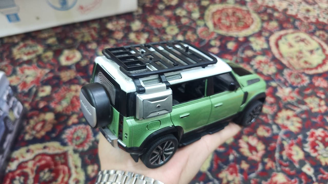 سيارة لاند روفر ديفندر 110 (Land Rover Defender) موديل معدني مميز
المميزات التفاعلية:
🔊 مؤثرات صوتية: صوت تشغيل المحرك والمنبه.
💡 إضاءة: المصابيح الأمامية والخلفية تعمل عند الضغط أو فتح الأبواب.
🚪 تفتح بالكامل: إمكانية فتح الأبواب الأربعة، غطاء المحرك، والباب الخلفي.
🏗️ الملحقات: مجهزة برف سقف، سلم جانبي، وإطار احتياطي خلفي.
السعر/25 الف فقط
يوجد توصيل لجميع محافظات العراق


**إذا كنت صاحب هذا الإعلان وتريد حذفه لأي سبب، رجاءا أرسل رسالة إلى الدعم الفني**