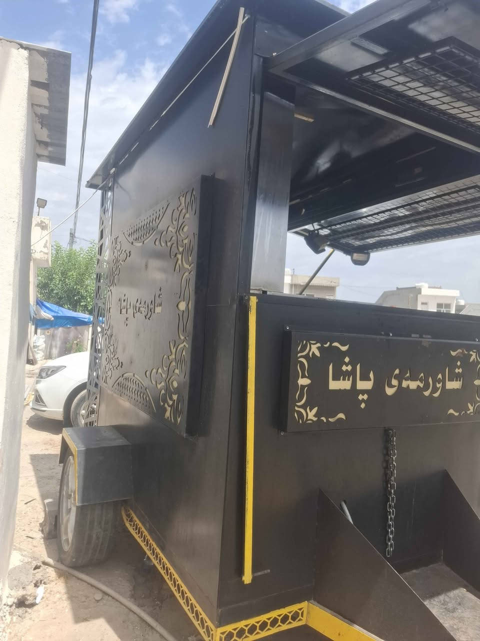 كؤشكي شاورمه  بةكامل ئةشياي خؤي لةكةلة
بؤ فرؤشتن خاوينه زؤر زؤر دةتواني بةسةيارة راكيشي بؤ هةمو شونيك دةبيت ماشالله دةوي مالي يشو كةسابةته سعري ٢٠ ورقه تؤزك معمله 
***********
*********** wats app أربيل, العراق

