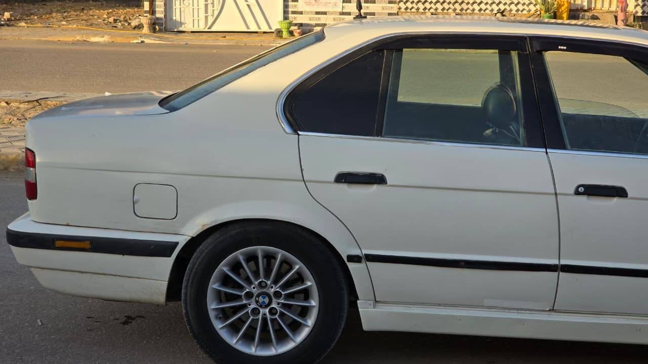 سلام عليكم
BMW للبيع 
موديل 1990
لون ابيض 
رقم بغداد 
بسمي 
محرك ٦سلندر ٣.٥ 
تبريد ثلج 
السياره جاهزه 
السعر ٤٠ ورقه 
رقمي للتواصل ***********
