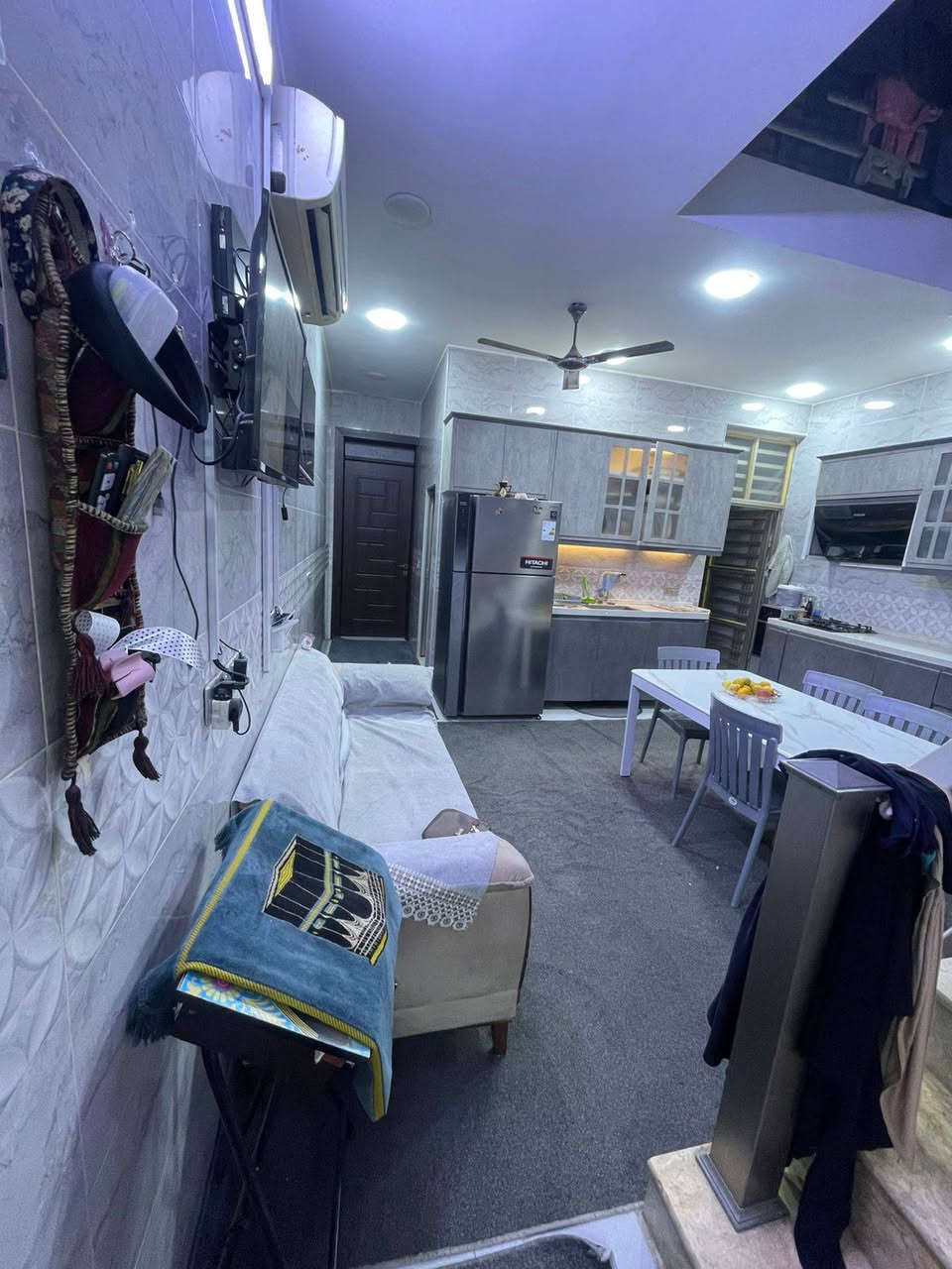 السلام عليكم دار للبيع ملك صرف طابو المساحه 110 متر العنوان الشعب خلف اسواق بعقوبه قرب تقاطع الشعب  ..  ***********  متوفر للاتصال فقط.
