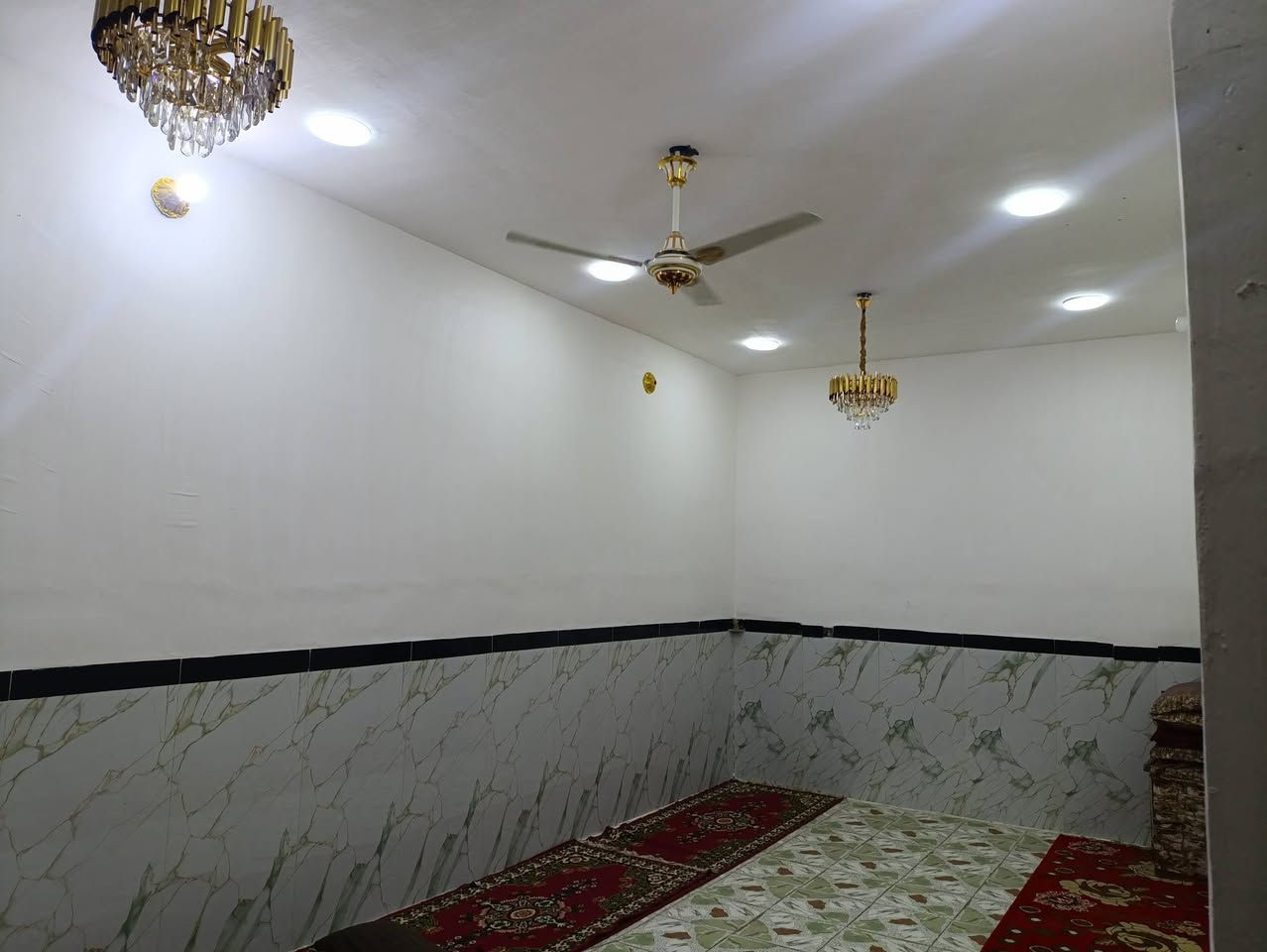 السلام عليكم بيت البيع الدوانم مساحه ٣٠٠متر بناء جديد   طابوك البيت كامل عله اخير حبايه اربع غرف نوم وصاله ومطبخ ومنور واستقبال محل ويه بيت مبني كامل بيت جديد ماي سيح تبليط بابك  كهرباء 

العنوان دوانم خلف محطه ماي سيد كاطع 

الاستفسار السعر اتصال بل رقم ‏‪***********‬‏
