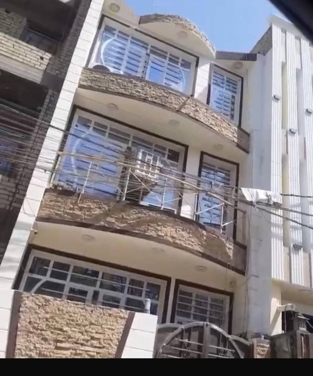 سلام عليكم
بيت للبيع فقط 
📍عنوان حي الجامعه _المرسلات 
مساحه البيت 50 متر واجها 5نزال 10 
يحتوي البيت على 3 طوابق 

1_طابق الارضي صاله +مطبخ +حمام مع محتوياته +منور 
2_طابق لاول غرفه كبيرة+حولي +حمام 
3_طابق ثاني غرفه كبيرة+حولي  +بلكونه +سطح خلفي 

‼️‼️ملاحضه علما تحويل مباشر 
☎️ للستفسار اكثر على الرقم 
***********
