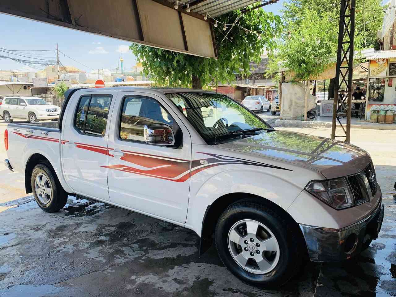 نیسان ناڤارا ٢٠١١ 
بێ بۆیاخ بێ دەعم بێ لێدران 
بەشەرتی تەحویل و غرامە  دەعامیی بۆ دەعامی بەشەرتی هەموو شتێک 
چوار تایەی تازە و لۆکی لە ژێرە 
کارەبایات تەقەو ڕەقەی بەشەرت کامل مەسرەف کراوە
گێڕ و مەکینە بەشەرت  ١٠٠ فیتەر بیلاد بێ مەسرەف
تازە ڕۆنی گۆڕاوە
هەموو گیانی لەسەر بیلادی ماوە
سەیارەی ماڵە هی مەعرەز نییە هیلاک نەکراوە
بۆ زانینی نرخ نامە بنێرە یان تێل بکە
شوێن بازیان 

***********
