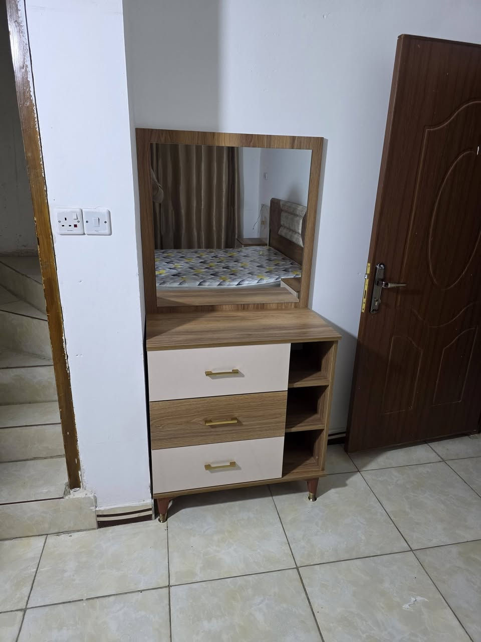 غرفه اخشاب فصال تركي جديده غير مستخدمه السعر ٦٠٠ الف وبيه مجال بسيط ***********
