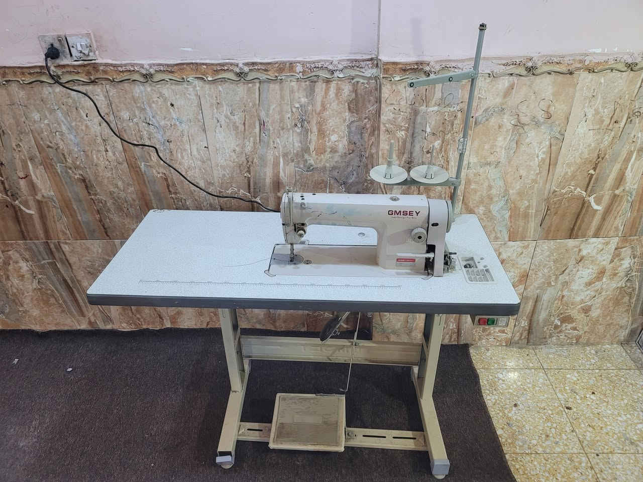 السلام عليكم مكينة خياطه صناعي حجم كبير نوع جمسي ماطور كلش جديده مكاني سماوة حي الشهداء الاول ***********
