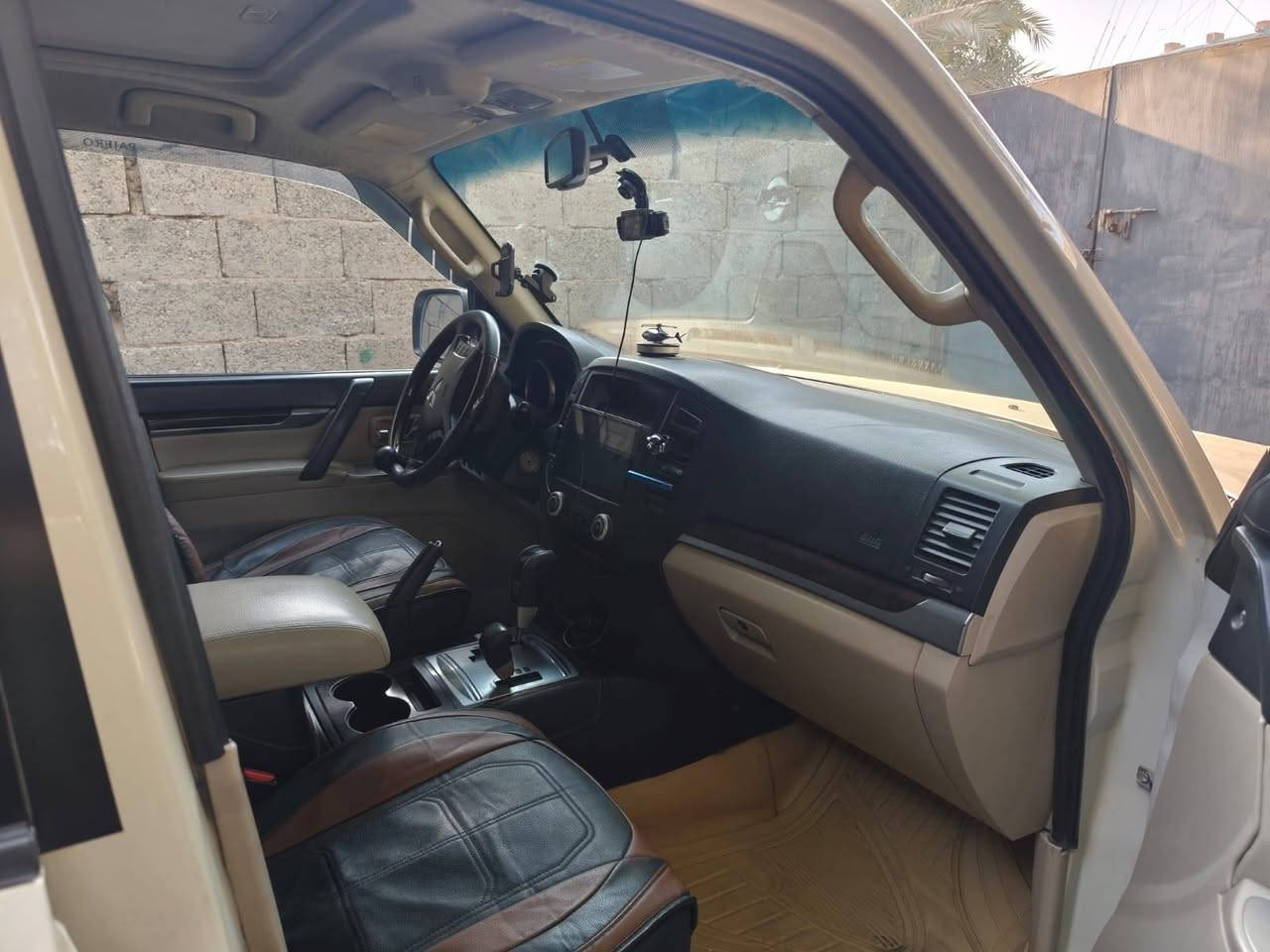 السلام عليكم
باجيرو حبتور 2010 رقم بغداد بسمنه سياره جاهزه ومكفوله محرك 3500 السعر 155 بيها مجال مكان السياره بغداد معامل  العماري رقم الهاتف ***********
