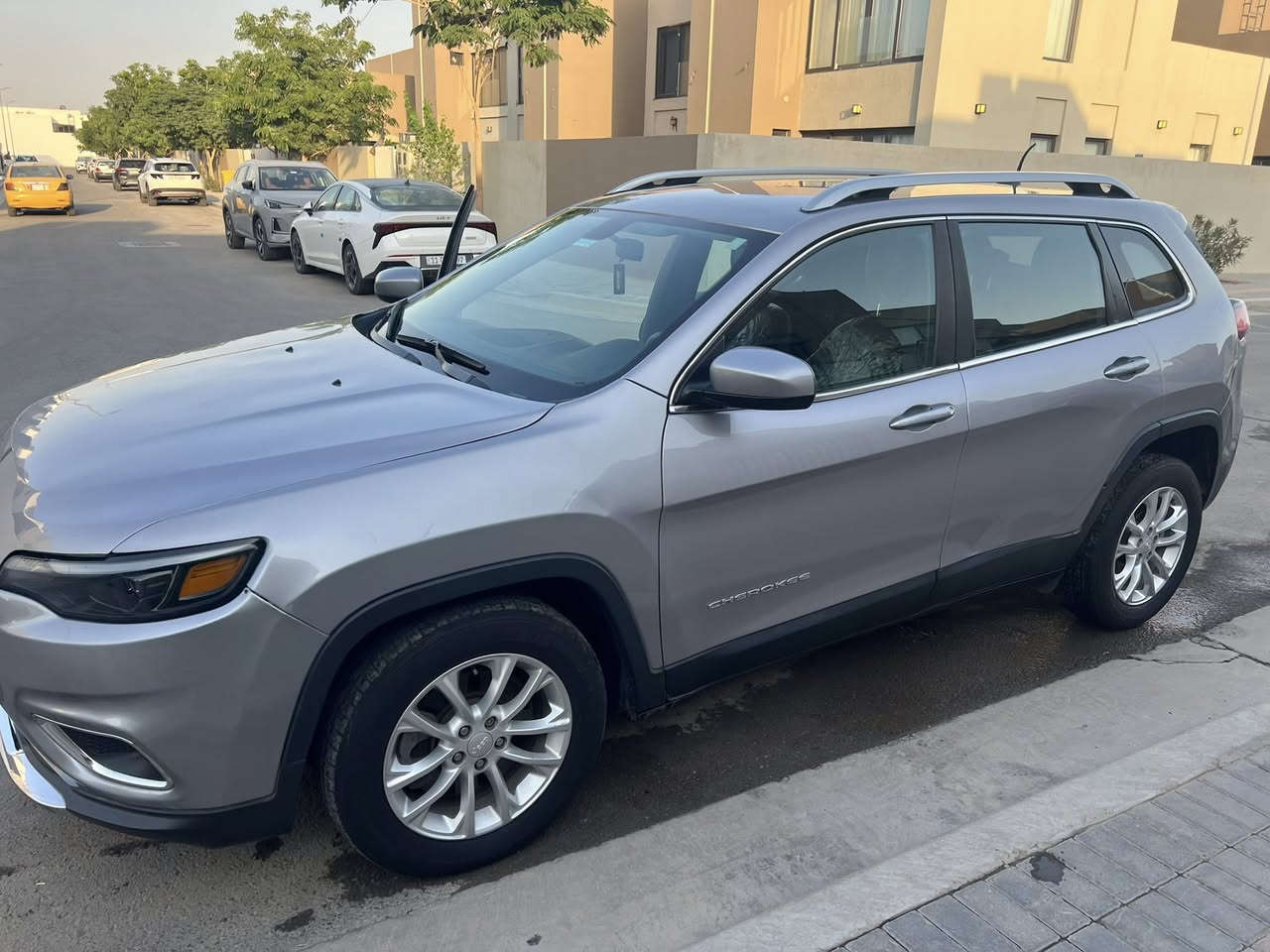 السلام عليكم جيب بزون موديل 2019 محرك 4 سلندر 2400 ماشية 81000 كم حادث فقط بنيد سيارة جاهزة مبيه اي نقص السعر 140 وبيه مجال بسيط مكان السيارة بغداد مجمع بدور بغداد رقم الهاتف ***********
