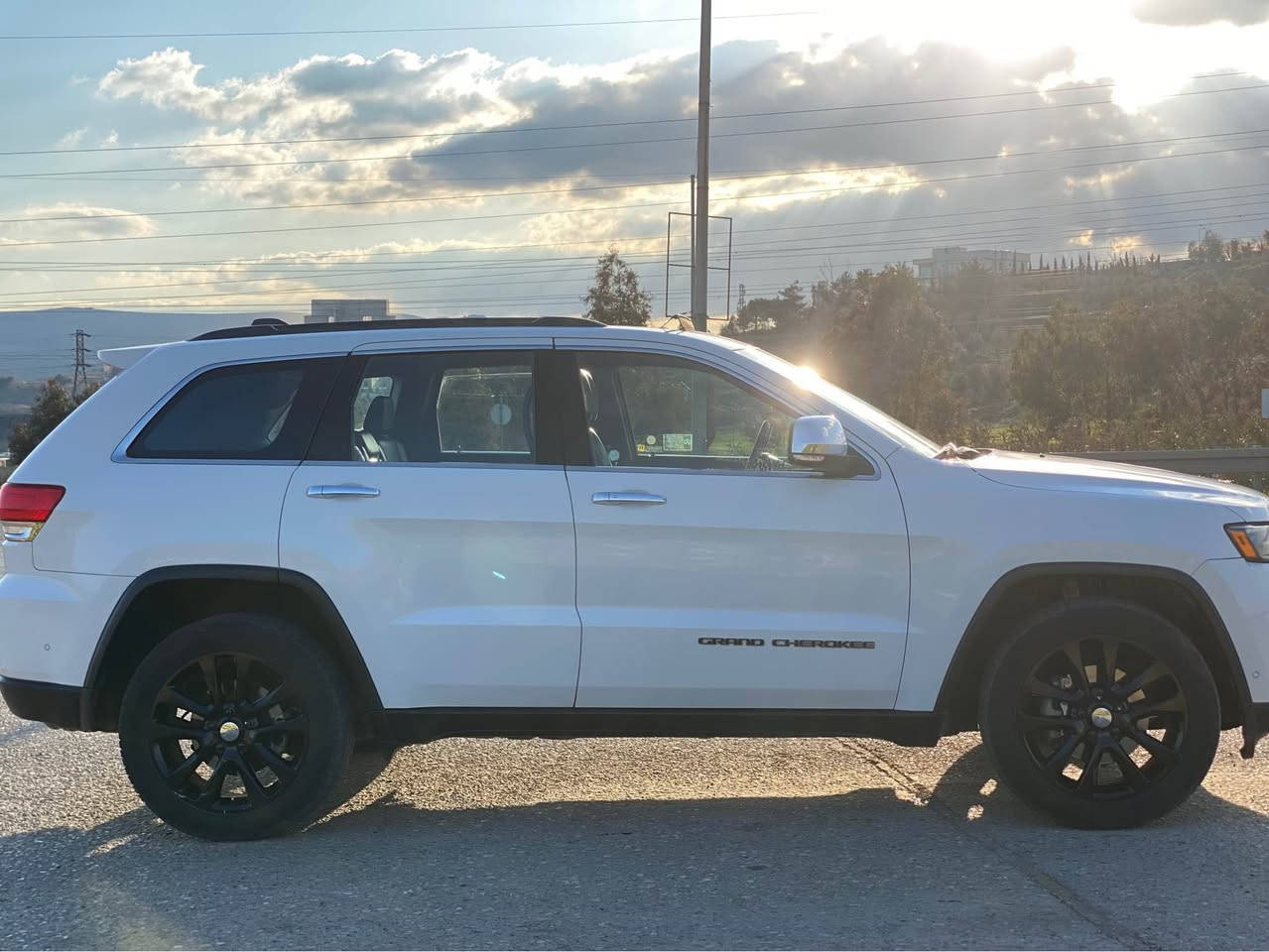 Jeep Grand Cherokee 2018 Limited 
جێب گراند چیرۆکی فولمواسەفات ئەمریکی
کلین تایتڵ 
زۆر زۆر جوانە ماشالله 
(ئۆتۆ ستارت - ئۆتۆپارک - ئۆتۆ ستۆپ- ڕادار - شەغال - دوو بەصمە - کوشن سارد و گەرم -کوشن خەزن - کوشن جڵد- سوکان هیتەر - لایت لید و عەدەسە- پانوراما-سنوق شەفت - شاشە گەورە - حاسەی دواوەو پێشەوە و تەنیشتەکانی - گێچ ئەلیکترۆنی- دەبڵ ئەکسل- سپۆرت و نۆرماڵ- تەبرید مەرکەزی و زۆر مواسەفاتی تر ) سەیارەکە زۆر زۆر پاکە
چوارتایەی لۆکی لەژێرایە 
ڕۆنی تازە گۆڕدراوە 
سەنەوی بەناوی خۆمە تا ٢٠٣٠ 
٧٧ میل ڕۆشتوە 
بۆ زانیاری زیاتر پەیوەندی بکە 

*********** السليمانية, العراق
