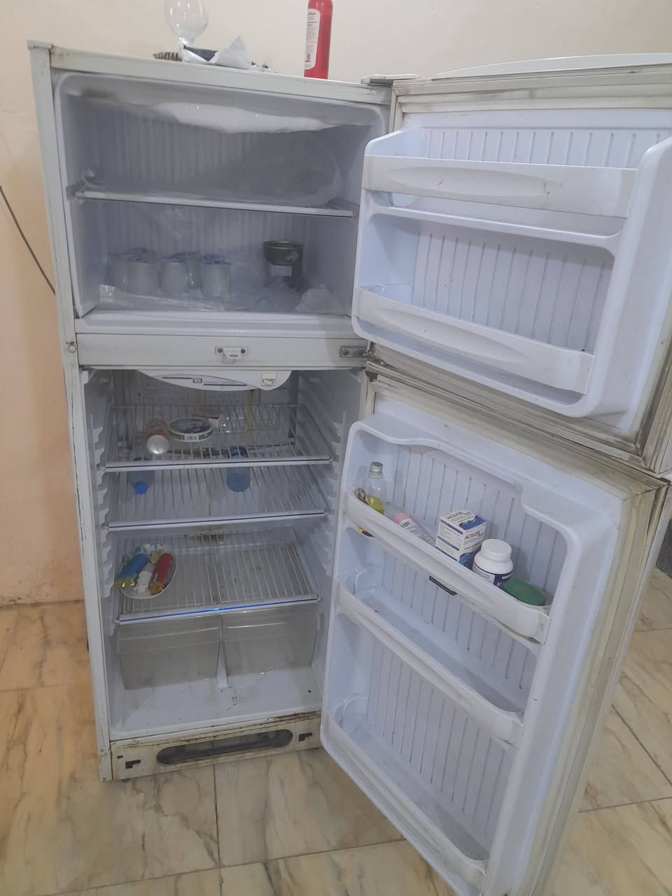 أغراض للبيع مستعمل كلش نضيف مال بيت وهذا رقمي *********** مع بلازما حجم 43 ومكنسه كهربائيه
