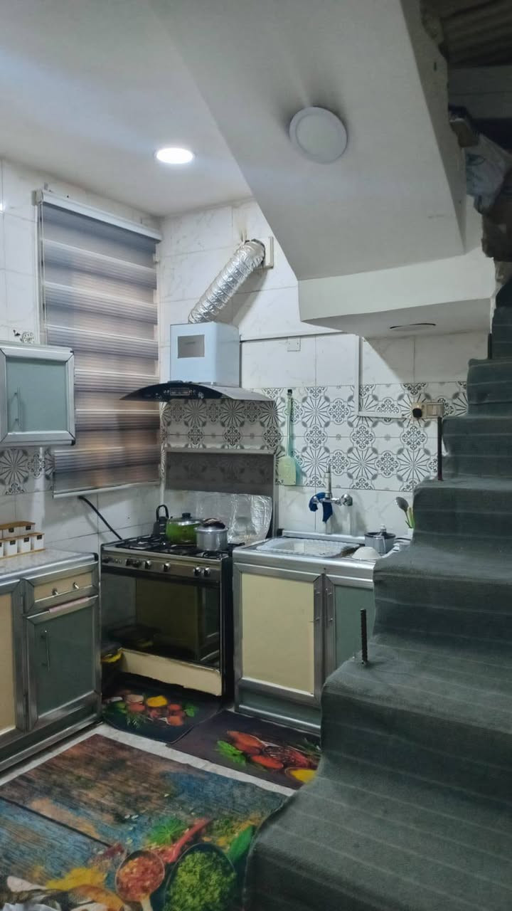 بيت للبيع مساحه 100 متر 5×20 زراعي قرار 117 شارعين سيد هاشم طابق واحد بناء 2023 جديد ونظيف مدخلين ممر واستقبال كله سيراميك ما ناقصه اي شي جاهز.
مكاني الزعفرانية بدايه الشارعين مقابيل علوه سيد هاشم اول فرع خلف مرطبات بابا اشتريلي 

السعر 90 وبي مجال للاستفسار الاتصال على الرقم ***********
