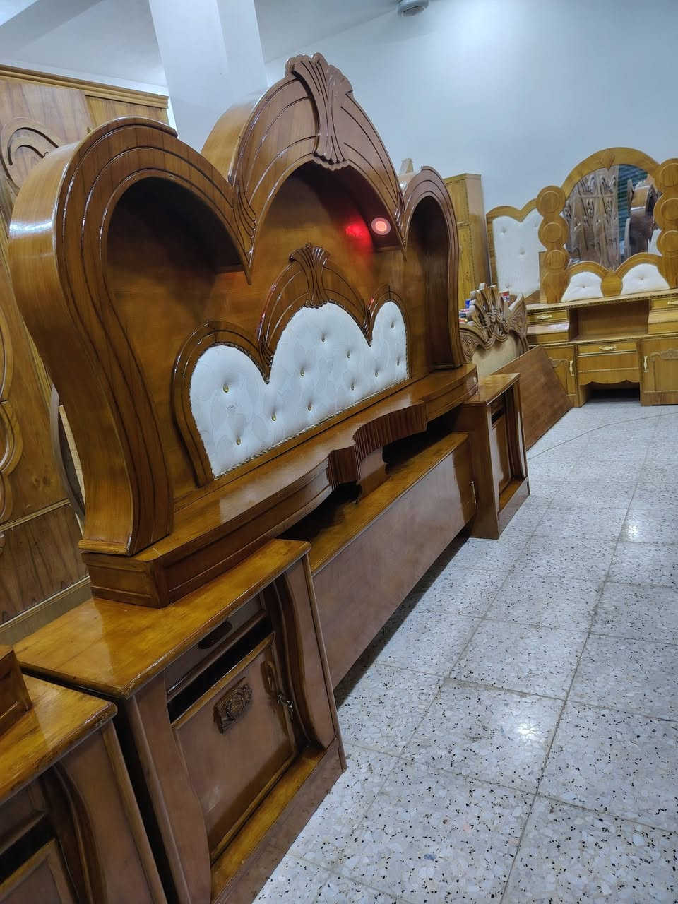 غرفه انتيكا بمعنه الكلمه طابقين سته أبواب داخل وخارج

صاج ظهر جرجوبه.    غرفه كامله ي نقص مابيه. جربايه وميز

مرايه وكشن وبازيات وراس ناصي نظافه 100/100

عنوان بابل قضاءالقاسم.(ع)    للاستفسار خاص او تصال

***********   واتساب.؟؟

