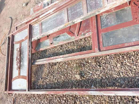 السلام عليكم شباك مع ثلاث ابواب مستخدمه لابواب واحد مع الشباك لزك العرظ 3متر وباب استقبال ارتفاع 3متر والعرظ متر و30 وباب صاله لارتفاع 3متر والعرظ مترالسعر الكلي 300الف التفاصيل على الرقم *********** المكان المحموديه الحي العسكري
