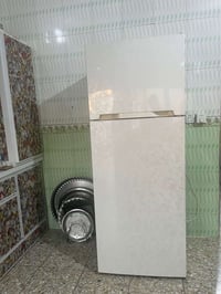 ثلاجه فستل حجم كبير شغاله وعلى الفحص سعرها 200 وبيه مجال المكان نهايه ...