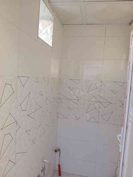 سلام عليكم دار 100م بناء طابوك صب كونكريت شغل يخبل سيراميك بورسلين محجر تانكي كيزر خلاطات كله جدد البيت فارغ كبل تنتقل بي على شارع تبليط قرب حاتم الخير يحتوي على غرفه وصاله ومطبخ وستقبال وصحيات داخليه وخارجيه السعر ٤٦ وبي مجال تواصل *********** عنوان مكتب خلف أسواق فدك
