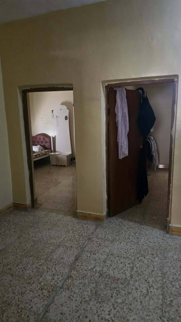 بيت للبيع المساحة 315يقع على شارعين يحتوي على دارين مساحة الاول 200 طابقين الطابق الاول استقبال ومطبخ وصالة وغرفتين نوم وصحيات داخلية وخارجية الطابق الثاني ثلاث غرف نوم ومطبخ وصالة وصحيات
الدار الثانية المساحة 115 طابق واحد يحتوي على استقبال ومطبخ وصالة وغرفتين نوم وصحيات داخلية وخارجية العنوان حي الفرات مقابل كلية الطب الاستفسار الاتصال على الرقم ***********
بيت للبيع المساحة 315يقع على شارعين يحتوي على دارين مساحة الاول 200 طابقين الطابق الاول استقبال ومطبخ وصالة وغرفتين نوم وصحيات داخلية وخارجية الطابق الثاني ثلاث غرف نوم ومطبخ وصالة وصحيات

