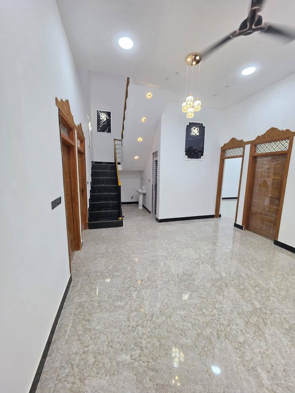 #اسعد_الله_أوقاتكم_بكل_خير

دار سكن للبيع ⛪️ بسعر بلاش 
بيت حلوه ومرتب

#مساحة لبيت 160متر  بناء حديث بعده بل جيس

#يحتوي البيت على غرفتين نوم 
و ديوان 
و صاله 
و مطبخ 
و صحيات داخلي و خارجي و كراج سياره 
بيت كلش مرتب 

كافه الخدمات متوفره 

#جنس_العقار :: طابو صرف زراعي بأسم عراقي سند ٢٥ 

البيت علا شارع  10 متر 🛣️

#العنوان البصره حمدان طريق سيد حامد قرب مدينة الاندلس السكنيه

سعر  لبيت 85 مليون  و بي مجال 
#للاستفسار الاتصال على الهاتف 📞📳
📳((***********
*********** البصرة, العراق
