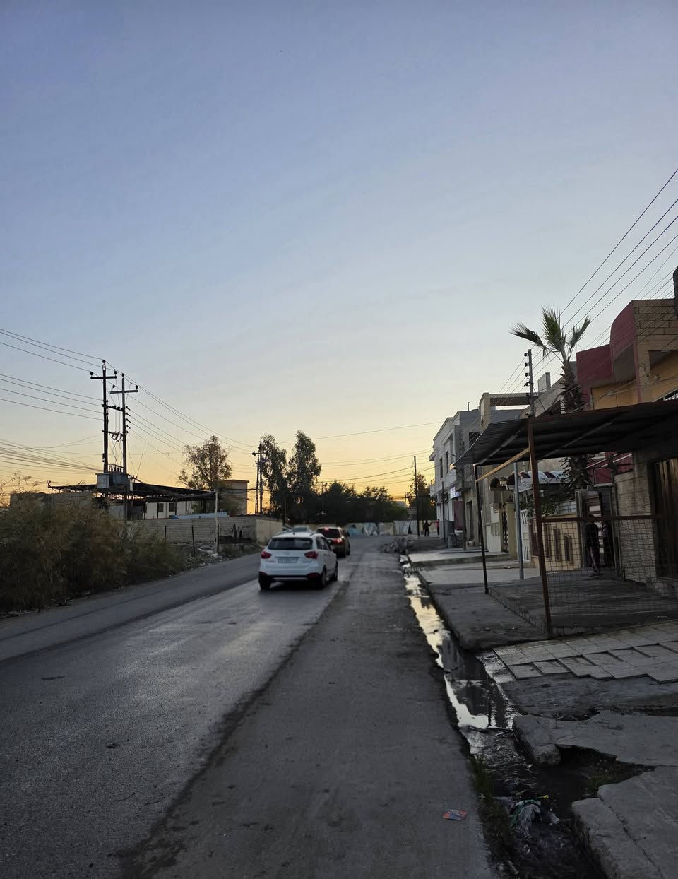 دار للبيع في حي الامن قرب مدرسة الانتفاضة المساحة 180 م واجه 9 م اتجاه شروق تام صالح للسكن طابق ونصف 3 غرف نوم استقبال هول مشتملات .
عقارات الصفوة حي المصارف قرب جامع سعدي مهدي 
***********
***********
