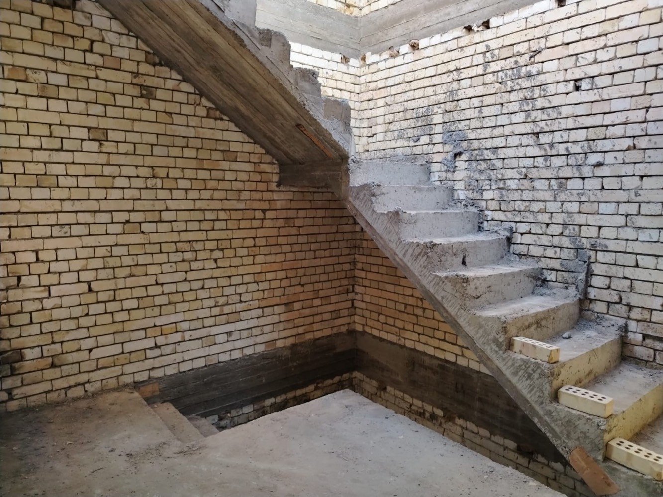 ٨١ متر واجهة ٥ نزال ١٦
البيت مدخلين
٣ غرف نوم كبار
٣ حمامات ٢ داخليات وواحد خارجي
بوب وشبابيك كاملات كل البيت
ارتفاع الرفت ٤٠ سم
البيت رباط داير
فقط البيتونة ممصبوبة
خامس فرع عن الشارع العام
المجمع مي اسالة مو من الشط
مجمع النسور الثالث مقابيل العدل تابع لشركة القلعة البيظاء