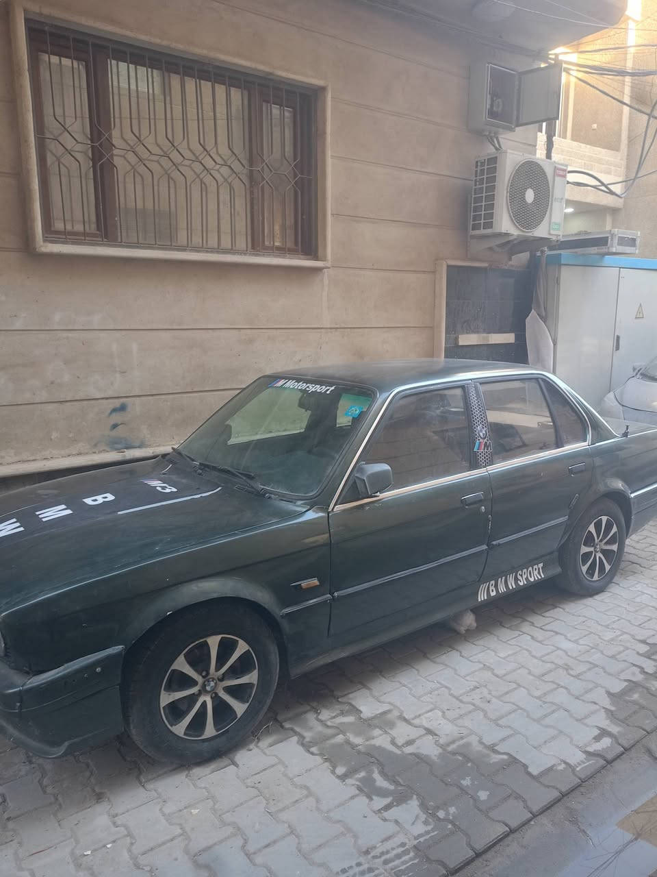 السلام عليكم ورحمة الله وبركاته
بي ام زعرة للبيع 
لون زيتوني 
محرك مفتوح 6 سلندر كير عادي 
سيارة عظمة حلؤؤؤه
غرفه يردله اشوية ترتيب
سنويه جديد 2030
هزة بعدلة أربعة أشهر 
رقمة انكليزي سيارة ابسمي شرط تحويل 
تحويل مرور الكاظمية او وين ميعجبك 
السعر 36$
موقع سيارة الكاظمية قرب شعبة الخامسة 
رقم الهاتف *********** متوفر وتساب
