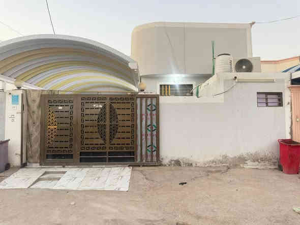 دار للبيع بمساحه 200متر يبعد عن شارع العام 75م
طابو زراعي سند 25 قرار محكمه باسمك
بناء طابوك سقف صب
بلنجف مقابل ملحق قريه الغدير
غرف نوم 2 +صاله +مطبخ حار +بارد+صحيات بلداخل والخارج +استقبال
 كل هذا بسعر 95مع مجال
للاستفسار أكثر اتصل او مراسله واتساب ***********
