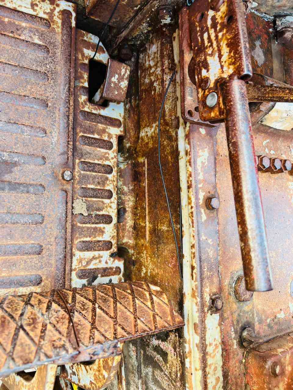 للبيع عنتر موديل 1986 مكينة جديدة بريك تخم ثكال امامي خلفي كهربائيات شغاله باتري جديد نكره سلف كير ومحرك واكسن وجهاز هودرليك مكفولات مكينة جديدة خير من الله أي نقص ما بيه السعر 3500 وبيه مجال بسيط المكان بابل قرب الخط السريع للأستفسار ***********
